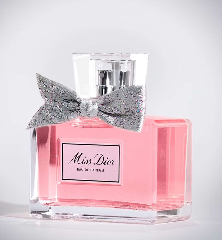 haar aan de andere kant, letterlijk Miss Dior: the New Dior Eau de Parfum with a Couture Bow | DIOR