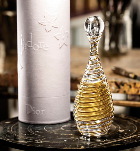 Dior - J'adore x India Mahdavi J'adore eau de parfum infinissime - notes florales - 2 Ouverture de la galerie d'images