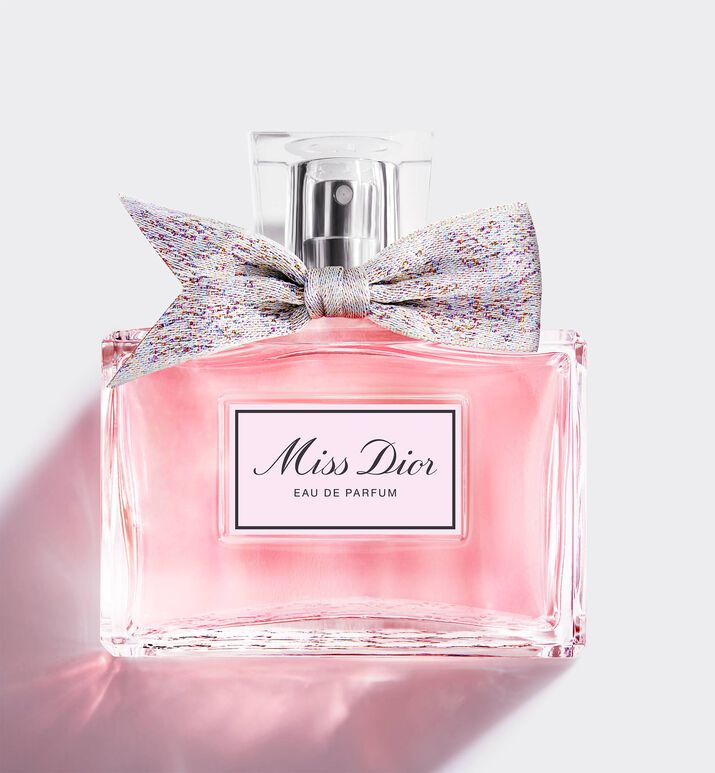 haar aan de andere kant, letterlijk Miss Dior: the New Dior Eau de Parfum with a Couture Bow | DIOR