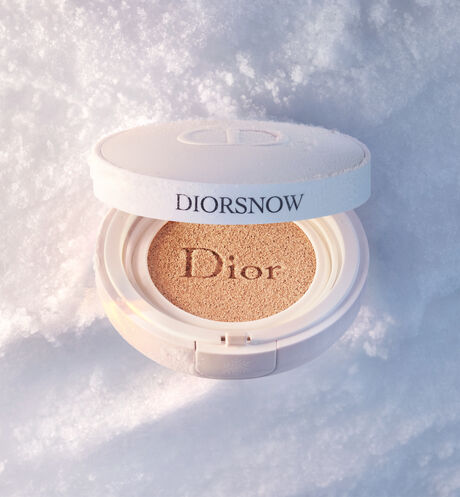 Dior - ディオール スノー UV シールド クッション (SPF 50/ PA+++) ローズの光を灯し、雪のような透明感へ導くスキンケアクッション - 6 aria_openGallery