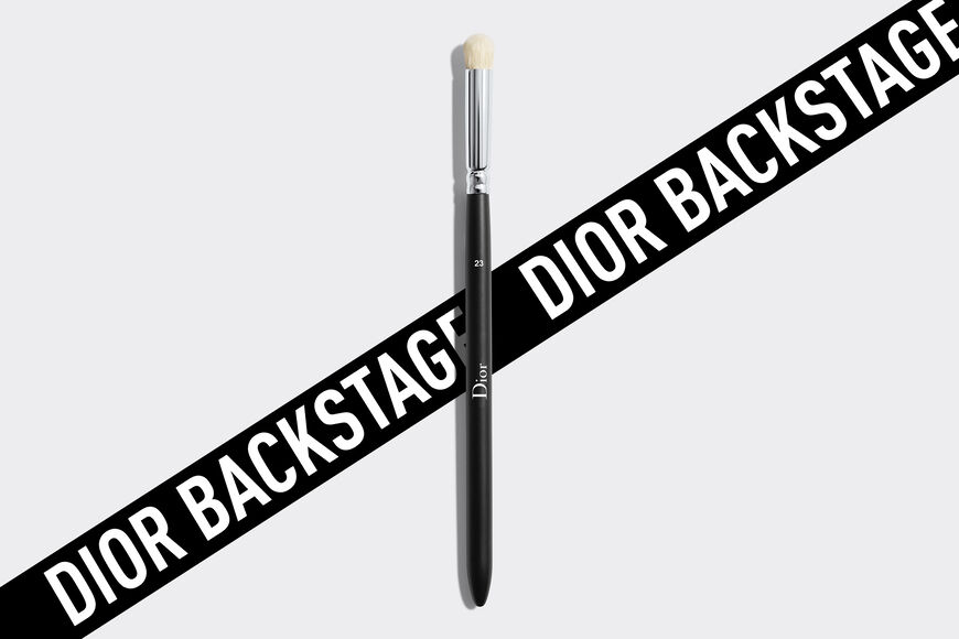 Dior - Dior Backstage Large Eyeshadow Blending Brush N° 23 Pincel para sombra de ojos difuminador grande n° 23 aria_openGallery