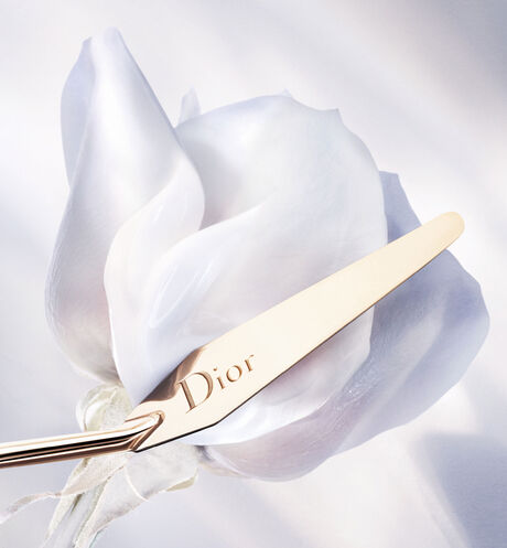 Dior - Dior Prestige Light-in-White Il protettore uv di giovinezza e luminosità - sheer glow spf 50+ pa+++ - 3 aria_openGallery