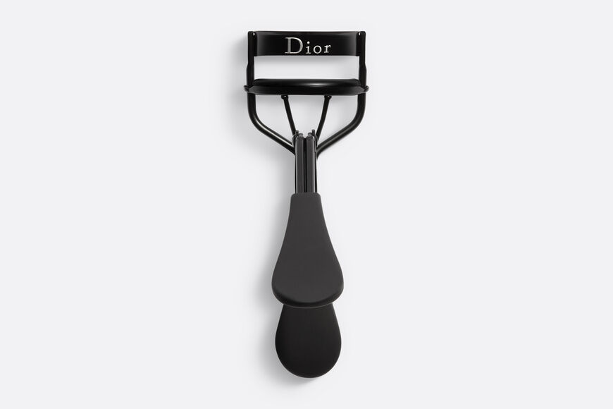 Dior - Dior Backstage - Eyelash Curler Eyelash curler - ultra-smooth squeeze - instant perfect curl Open gallery